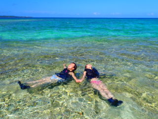 「奇跡の島」でウミガメと泳ごう！バラス島シュノーケリング