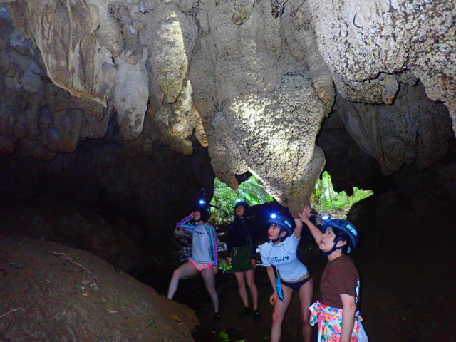 グループ旅行で鍾乳洞をケイビングで探検