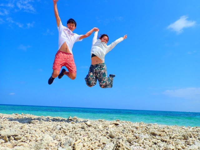 西表島バラス島にて、ジャンプするカップル