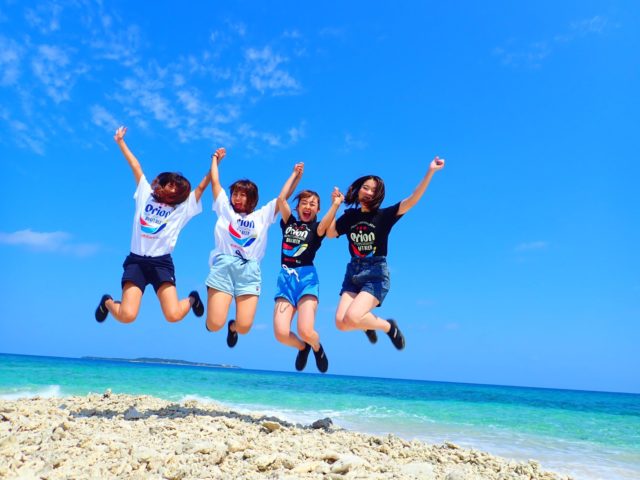 西表島バラス島にて、ジャンプする女の子グループ