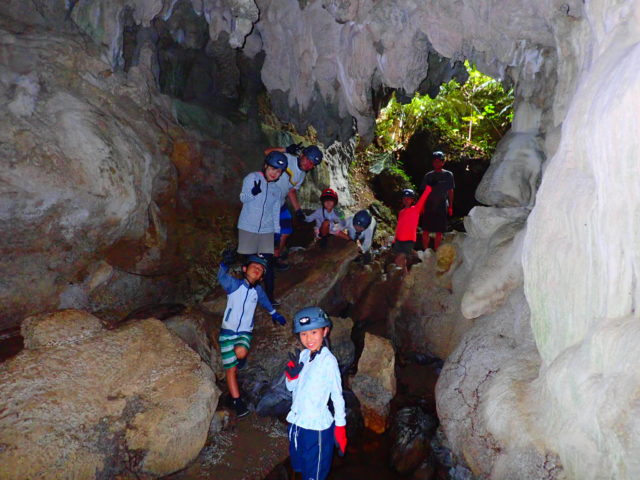 家族で西表島の鍾乳洞をケイビング