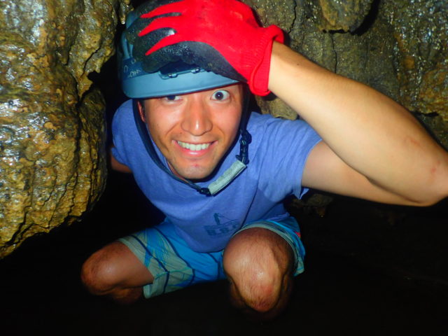 西表島鍾乳洞探検（ケイビング）にて、洞窟を潜り抜ける写真