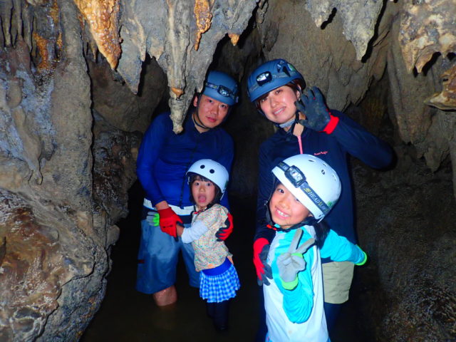 家族で西表島の鍾乳洞をケイビングで探検
