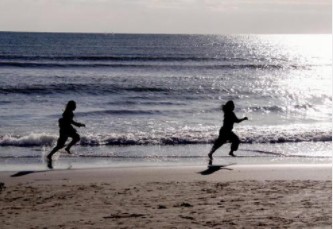 西表島 ビーチを走る2人